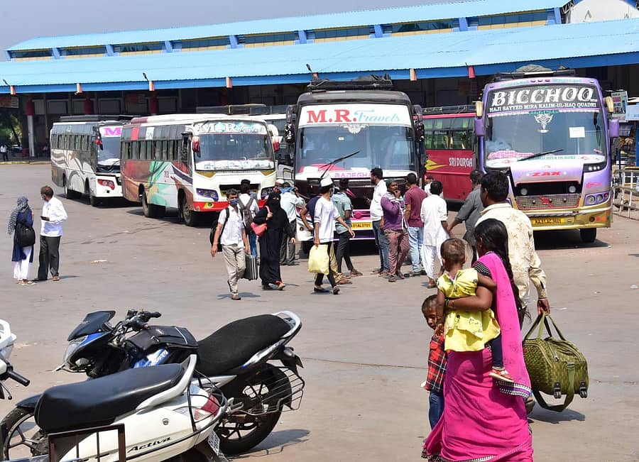 ಕಲಬುರ್ಗಿಯ ಕೇಂದ್ರ ಬಸ್ ನಿಲ್ದಾಣದಲ್ಲಿ ಭಾನುವಾರ ಖಾಸಗಿ ಬಸ್ಗಳು ಪ್ರಯಾಣಿಕರನ್ನು ಹತ್ತಿಸಿಕೊಳ್ಳುತ್ತಿರುವ ದೃಶ್ಯ ಕಂಡು ಬಂತು