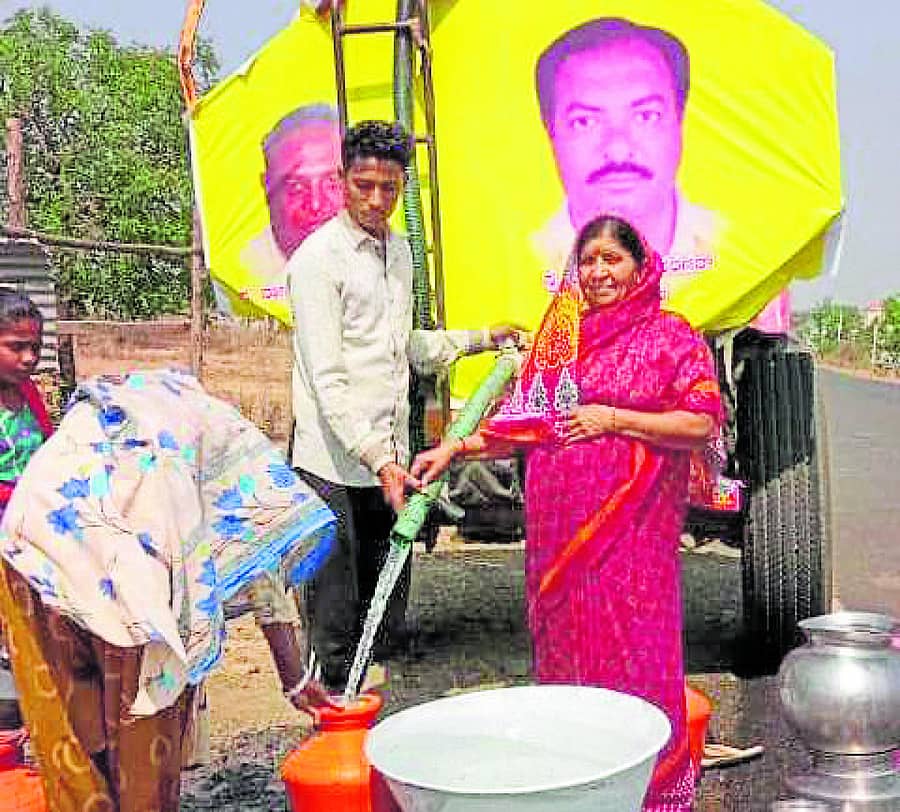 ಔರಾದ್ ತಾಲ್ಲೂಕಿನ ಸಂತಪುರದಲ್ಲಿ ಸಾರ್ವಜನಿಕರಿಗೆ ಟ್ಯಾಂಕರ್ ಮೂಲಕ ಉಚಿತವಾಗಿ ನೀರು ಪೂರೈಸುತ್ತಿರುವುದು