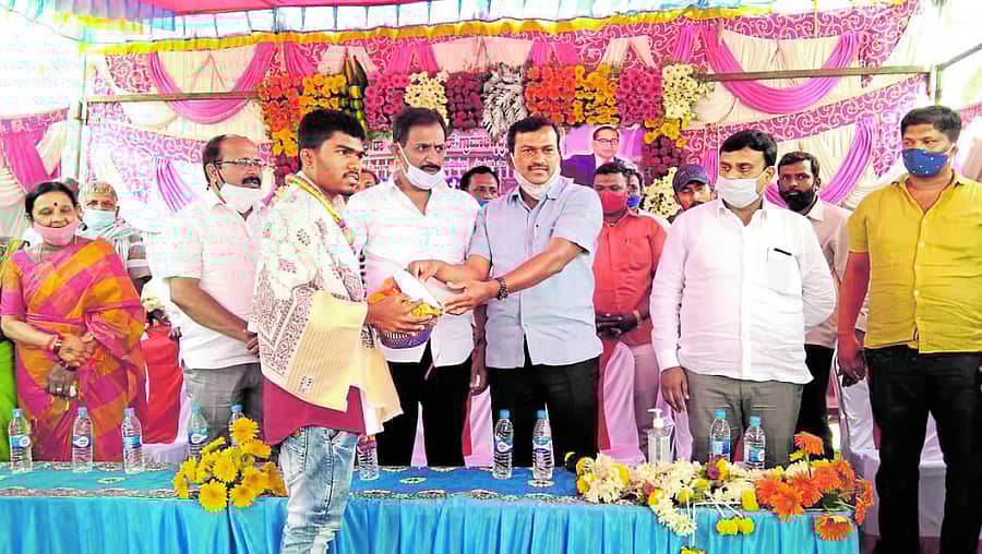 ಮಾಗಡಿ ತಾಲ್ಲೂಕಿನ ದೊಡ್ಡಮುದುಗೆರೆ ದಲಿತರ ಕಾಲೊನಿಯಲ್ಲಿ ನಡೆದ ಡಾ.ಬಿ.ಆರ್‌. ಅಂಬೇಡ್ಕರ್‌ ಜಯಂತಿಯಲ್ಲಿ ಕಾಂಗ್ರೆಸ್‌ ಮುಖಂಡ ಬಿ.ವಿ. ಜಯರಾಮು ವಿದ್ಯಾರ್ಥಿಗಳಿಗೆ ಪ್ರತಿಭಾ ಪುರಸ್ಕಾರ ನೀಡಿದರು