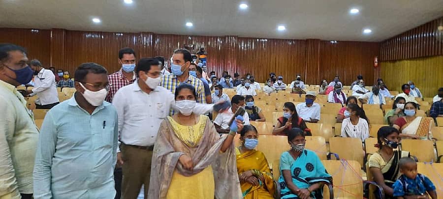 ದಾವಣಗೆರೆಯ ವಿವಿಧ ಕಲ್ಯಾಣ ಮಂಟಪಗಳಿಗೆ ಭಾನುವಾರ ರಾತ್ರಿ ಭೇಟಿ ನೀಡಿದ ಉಪ ವಿಭಾಗಾಧಿಕಾರಿ ಮಮತಾ ಹೊಸಗೌಡರ್, ತಹಶೀಲ್ದಾರ್ ಗಿರೀಶ್, ಪಾಲಿಕೆ ಆಯುಕ್ತ ವಿಶ್ವನಾಥ ಮುದಜ್ಜಿ ಪರಿಶೀಲನೆ ನಡೆಸಿದರು