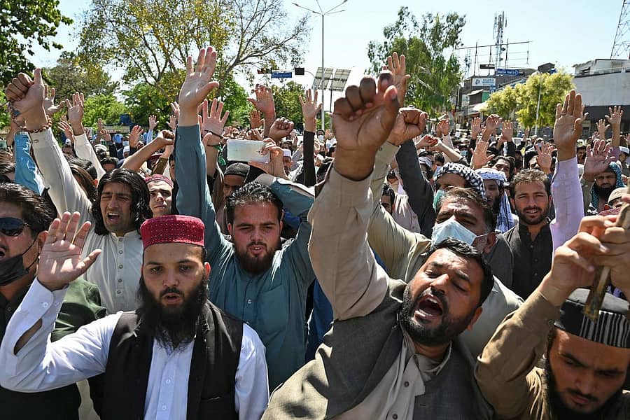 ಟಿಎಲ್ಪಿ ನಾಯಕ ಬಂಧನ ವಿರೋಧಿಸಿ ವಿವಿಧ ಸಂಘಟನೆಗಳು ನೀಡಿದ್ದ ಬಂದ್ ಕರೆಗೆ ಬೆಂಬಲಿಸಿ ಇಸ್ಲಾಮಾಬಾದಿನ ಫ್ರಾನ್ಸ್ ರಾಯಭಾರಿ ಕಚೇರಿ ಮುಂದೆ ಸೋಮವಾರ ಹಲವು ಸಂಘಟನೆಗಳ ಕಾರ್ಯಕರ್ತರು ಮತ್ತು ವ್ಯಾಪಾರಿಗಳು ಪ್ರತಿಭಟನೆ ನಡೆಸಿದರು –ಎಎಫ್ಪಿ ಚಿತ್ರ