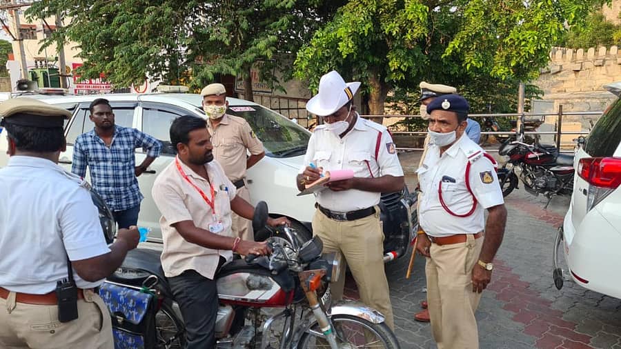ರಾಯಚೂರಿನ ಡಾ.ಬಿ.ಆರ್.ಅಂಬೇಡ್ಕರ್ ವೃತ್ತದಲ್ಲಿ ಜಿಲ್ಲಾ ಪೊಲೀಸ್ ವರಿಷ್ಠಾಧಿಕಾರಿ ನೇತೃತ್ವದಲ್ಲಿ ಪೊಲೀಸರು ಸೋಮವಾರದಿಂದ ಕೋವಿಡ್ ಜಾಗೃತಿ ಮೂಡಿಸುವ ಜೊತೆಗೆ ಮಾಸ್ಕ್ ಧರಿಸದವರಿಗೆ ದಂಡ ವಿಧಿಸುವ ಅಭಿಯಾನ ಆರಂಭಿಸಿದರು