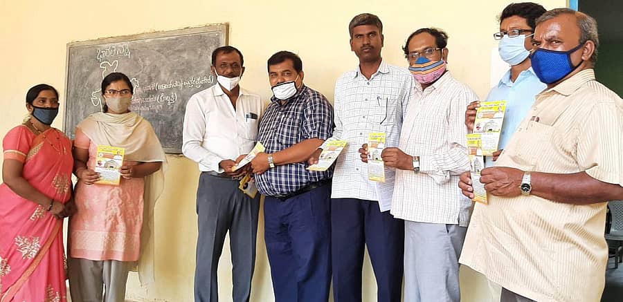 ರಾಜ್ಯ ದೈಹಿಕ ಶಿಕ್ಷಕರ ಸಂಘದ ನಿಟಕಪೂರ್ವ ಅಧ್ಯಕ್ಷ ಇ.ಶ್ರೀನಿವಾಸಗೌಡ ಕೋಲಾರ ತಾಲ್ಲೂಕಿನ ಅರಾಭಿಕೊತ್ತನೂರು ಸರ್ಕಾರಿ ಪ್ರೌಢ ಶಾಲೆಯಲ್ಲಿ ಸೋಮವಾರ ಕಸಾಪ ಜಿಲ್ಲಾ ಅಧ್ಯಕ್ಷ ಸ್ಥಾನದ ಅಭ್ಯರ್ಥಿ ಗೋಪಾಲಗೌಡ ಪರ ಮತ ಯಾಚಿಸಿದರು.