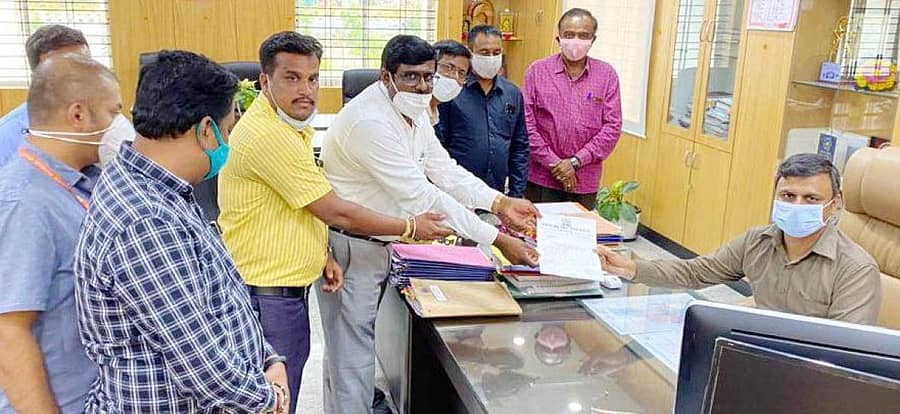 ಕೋವಿಡ್ ಆತಂಕದ ಹಿನ್ನೆಲೆಯಲ್ಲಿ ಸರ್ಕಾರಿ ಕಚೇರಿಗಳಲ್ಲಿ ಸಾರ್ವಜನಿಕರ ಭೇಟಿಗೆ ಸಮಯ ನಿಗದಿಪಡಿಸಬೇಕೆಂದು ಜಿಲ್ಲಾ ಸರ್ಕಾರಿ ನೌಕರರ ಸಂಘದ ಸದಸ್ಯರು ಕೋಲಾರದಲ್ಲಿ ಸೋಮವಾರ ಜಿಲ್ಲಾಧಿಕಾರಿ ಆರ್.ಸೆಲ್ವಮಣಿ ಅವರಿಗೆ ಮನವಿ ಸಲ್ಲಿಸಿದರು.