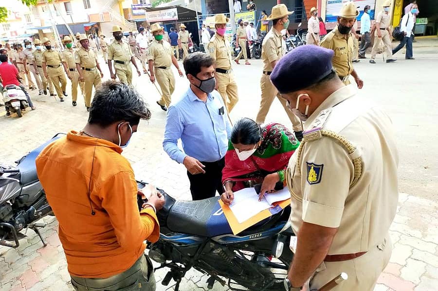 ಹಾವೇರಿ ನಗರದಲ್ಲಿ ಪೊಲೀಸ್ ಇಲಾಖೆ ವತಿಯಿಂದ ಸೋಮವಾರ ನಡೆದ ‘ಮಾಸ್ಕ್ ಜಾಗೃತಿ ಜಾಥಾ’ದ ಸಂದರ್ಭ ಮಾಸ್ಕ್ ಧರಿಸದ ವ್ಯಕ್ತಿಗೆ ದಂಡ ಹಾಕಲಾಯಿತು