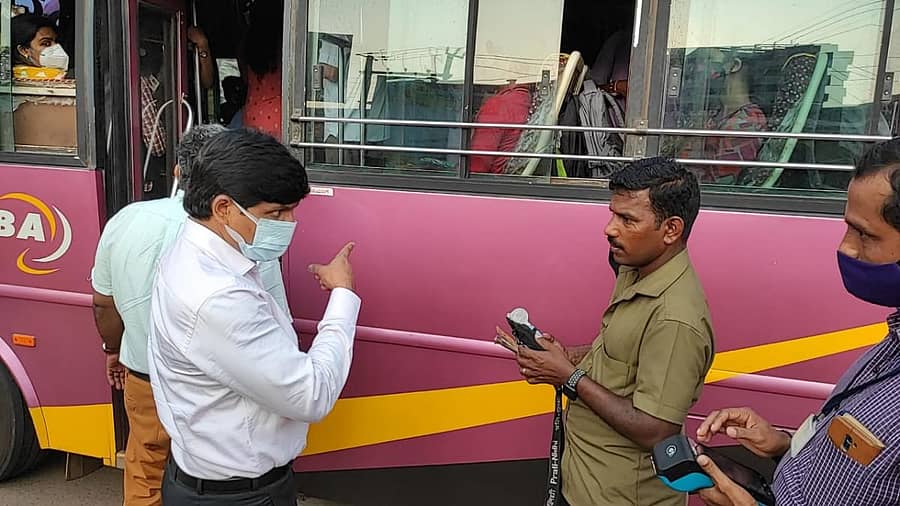 ಸೋಮವಾರ ಸಂತೆಕಟ್ಟೆ ಬಳಿ ಬಸ್‌ನ ಆಸನಗಳ ಸಾಮರ್ಥ್ಯ ಮೀರಿ ಪ್ರಯಾಣಿಕರನ್ನು ಸಾಗಿಸುತ್ತಿದ್ದ ಬಸ್‌ನ ಚಾಲಕ ಹಾಗೂ ನಿರ್ವಾಹಕನಿಗೆ ಜಿಲ್ಲಾಧಿಕಾರಿ ತರಾಟೆಗೆ ತೆಗೆದುಕೊಂಡ ದೃಶ್ಯ.