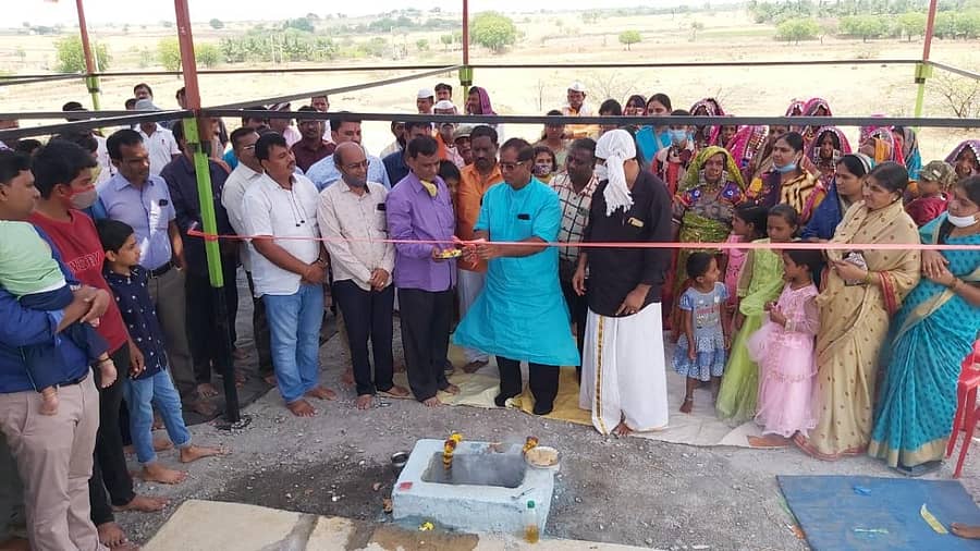 ವಿಜಯಪುರ ಸಮೀಪದ ಜಾಲಗೇರಿ ಎಲ್.ಟಿ.ನಂ.5 ರಲ್ಲಿ ದೈಹಿಕ ಶಿಕ್ಷಣ ನಿರ್ದೇಶಕ ಡಾ.ಅಶೋಕಕುಮಾರ ಜಾಧವ ಹಾಗೂ ಸಹೋದರರು ತಮ್ಮ ತಂದೆ ತಾಯಿ ನೆನಪಿಗಾಗಿ ನಿರ್ಮಿಸಿರುವ ದೇಗುಲವನ್ನು ಯಲ್ಲಟ್ಟಿ ಗ್ರಾಮದ ಕೊಣ್ಣೂರ ಪಿಯು ಕಾಲೇಜು ಸಂಸ್ಥಾಪಕ ಪ್ರೊ.ಬಸವರಾಜ ಕೊಣ್ಣೂರ ಉದ್ಘಾಟಿಸಿದರು