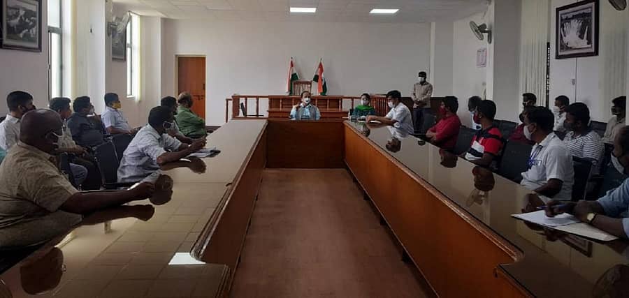 ಜಿಲ್ಲಾಧಿಕಾರಿ ಡಾ.ಎಂ.ಆರ್.ರವಿ ಅವರು ಕೋವಿಡ್ ನಿಯಂತ್ರಣಕ್ಕೆ ಸಂಬಂಧಿಸಿದಂತೆ ಹೋಟೆಲ್, ಚಿತ್ರಮಂದಿರ ಹಾಗೂ ಕಲ್ಯಾಣಮಂಟಪಗಳ ಮಾಲೀಕರ ಸಭೆ ನಡೆಸಿದರು