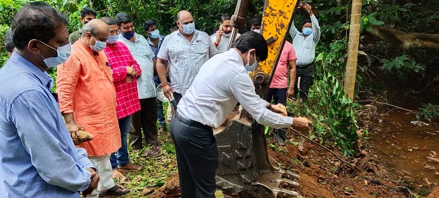 ನಗರಸಭೆ ವ್ಯಾಪ್ತಿಯ ಪರ್ಕಳ ವಾರ್ಡ್‌ನಲ್ಲಿ ಸೋಮವಾರ ತೋಡುಗಳ ಹೂಳು ತೆಗೆಯುವ ಕಾರ್ಯಕ್ರಮಕ್ಕೆ ಜಿಲ್ಲಾಧಿಕಾರಿ ಜಿ.ಜಗದೀಶ್ ಚಾಲನೆ ನೀಡಿದರು.