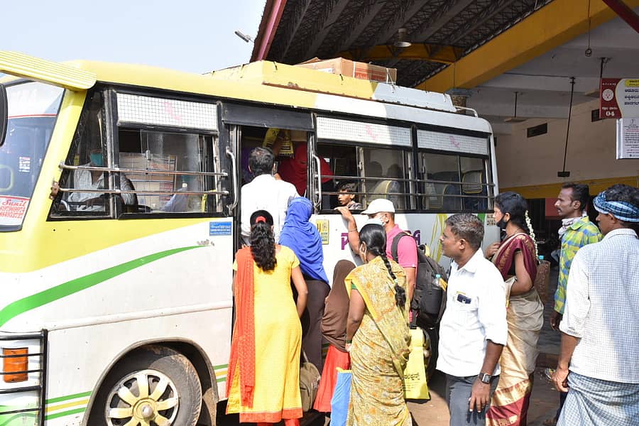 ಸಾರಿಗೆ ನೌಕರರ ಮುಷ್ಕರದ ಹಿನ್ನೆಲೆಯಲ್ಲಿ ಹಾವೇರಿ ನಗರದ ಸಾರಿಗೆ ಬಸ್ ನಿಲ್ದಾಣದಲ್ಲಿ ಸೋಮವಾರ ಖಾಸಗಿ ವಾಹನ ಏರಲು ಪ್ರಯಾಣಿಕರು ಮುಗಿಬಿದ್ದ ದೃಶ್ಯ –ಪ್ರಜಾವಾಣಿ ಚಿತ್ರ