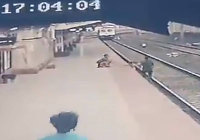 ರೈಲ್ವೆ ಹಳಿ ಮೇಲೆ ಬಿದ್ದ ಮಗುವಿನ ರಕ್ಷಣೆಗೆ ಧಾವಿಸಿದ ಸಿಬ್ಬಂದಿ