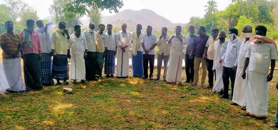 ಹಿರಿಯೂರು ತಾಲ್ಲೂಕಿನ ವಾಣಿವಿಲಾಸಪುರದಲ್ಲಿ ನಡೆದ ಸಭೆಯಲ್ಲಿ ಹತ್ತಾರು ರೈತ ಮುಖಂಡರು ಪಾಲ್ಗೊಂಡಿದ್ದರು.