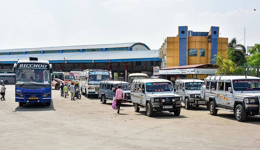 ಕಲಬುರ್ಗಿಯ ಕೇಂದ್ರ ಬಸ್ ನಿಲ್ದಾಣದಲ್ಲಿ ಪ್ರಯಾಣಿಕರನ್ನು ಹತ್ತಿಸಿಕೊಳ್ಳಲು ಸೋಮವಾರ ನಿಂತಿದ್ದ ಖಾಸಗಿ ವಾಹನಗಳು