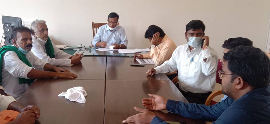 ಚಳ್ಳಕೆರೆ ತಾಲ್ಲೂಕು ಕಚೇರಿಯಲ್ಲಿ ಸೋಮವಾರ ನಡೆದ ರೈತರ ಸಭೆಯಲ್ಲಿ ರೈತ ಮುಖಂಡ ಕೆ.ಪಿ.ಭೂತಯ್ಯ ಮಾತನಾಡಿದರು