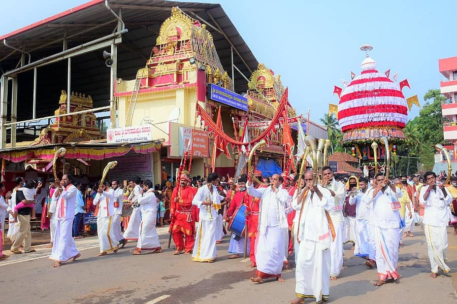 ಕಟೀಲು ದುರ್ಗಾಪರಮೇಶ್ವರಿ ದೇವಸ್ಥಾನದಲ್ಲಿ ಸೋಮವಾರ ಬೆಳಿಗ್ಗೆ ಹಗಲು ರಥೋತ್ಸವ ಧಾರ್ಮಿಕ ವಿಧಿ ವಿಧಾನದೊಂದಿಗೆ ನಡೆಯಿತು.