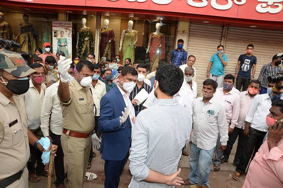 ಹಳೇ ದಾವಣಗೆರೆಯ ಕಾಳಿಕಾದೇವಿ ರಸ್ತೆಯಲ್ಲಿ ಜವಳಿ ಅಂಗಡಿಗಳಿಗೆ ಭೇಟಿ ನೀಡಿದ ಜಿಲ್ಲಾಧಿಕಾರಿ ಮಹಾಂತೇಶ ಬೀಳಗಿ ಮತ್ತು ಪೊಲೀಸ ವರಿಷ್ಠಾಧಿಕಾರಿ ಹನುಮಂತರಾಯ ಅವರು ಕೊವೀಡ್ ಮಾರ್ಗಸೂಚಿ ಉಲ್ಲಂಘನೆ ನೋಡಿ ಸ್ಥಳದಲ್ಲಿಯೇ ದಂಡ ವಿಧಿಸಿ ಎಚ್ಚರಿಕೆ ನೀಡಿದರು
