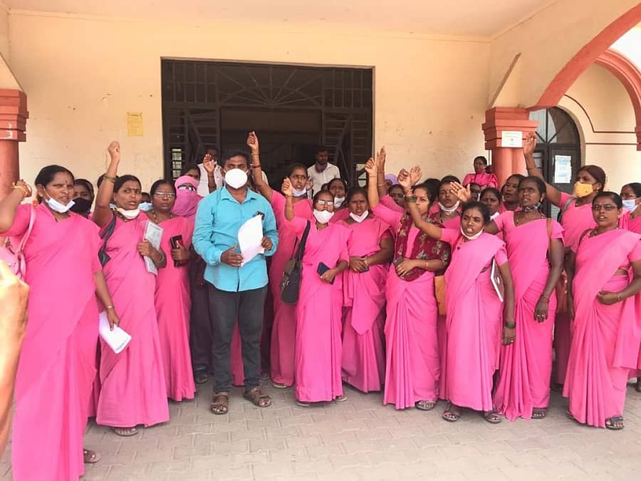 ಗಂಗಾವತಿಯ ತಹಶೀಲ್ದಾರ್ ಕಚೇರಿ ಎದುರು ಆಶಾ ಕಾರ್ಯಕರ್ತೆಯರು ಸೋಮವಾರ ಪ್ರತಿಭಟನೆ ನಡೆಸಿದರು