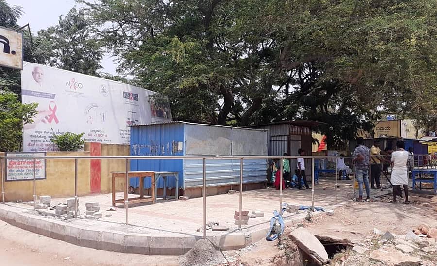 ಕುಷ್ಟಗಿ ಸರ್ಕಾರಿ ಆಸ್ಪತ್ರೆ ಮುಂದಿನ ಪಾದಚಾರಿ ರಸ್ತೆಯಲ್ಲಿ ಅಂಗಡಿಗಳನ್ನು ತೆರವುಗೊಳಿಸದೆ ಗ್ರಿಲ್ ಅಳವಡಿಸುತ್ತಿರುವುದು ಕಂಡುಬಂದಿತು