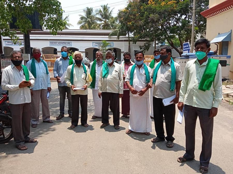 ಚಿತ್ರದುರ್ಗದ ಜಿಲ್ಲಾಧಿಕಾರಿ ಕಚೇರಿ ಎದುರು ರೈತರು ಸೋಮವಾರ ಪ್ರತಿಭಟನೆ ನಡೆಸಿದರು.