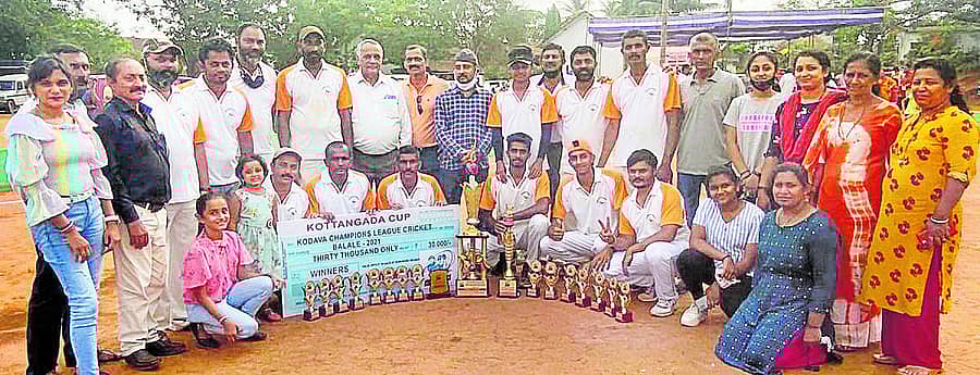 ಗೋಣಿಕೊಪ್ಪಲು ಬಳಿಯ ಬಾಳೆಲೆಯಲ್ಲಿ ನಡೆದ ಕೊಟ್ಟಂಗಡ ಕಪ್ ಕ್ರಿಕೆಟ್ ಟೂರ್ನಿಯಲ್ಲಿ ಪ್ರಶಸ್ತಿ ಪಡದ ಮಂಡುವಂಡ ತಂಡ