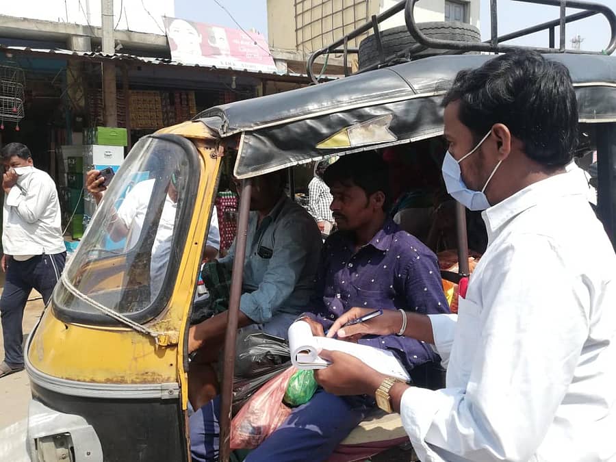 ಮುದಗಲ್ ಪಟ್ಟಣದಲ್ಲಿ ಮಾಸ್ಕ್ ಧರಿಸದವರಿಗೆ ಪುರಸಭೆ ಸಿಬ್ಬಂದಿ ದಂಡ ವಿಧಿಸಿದರು