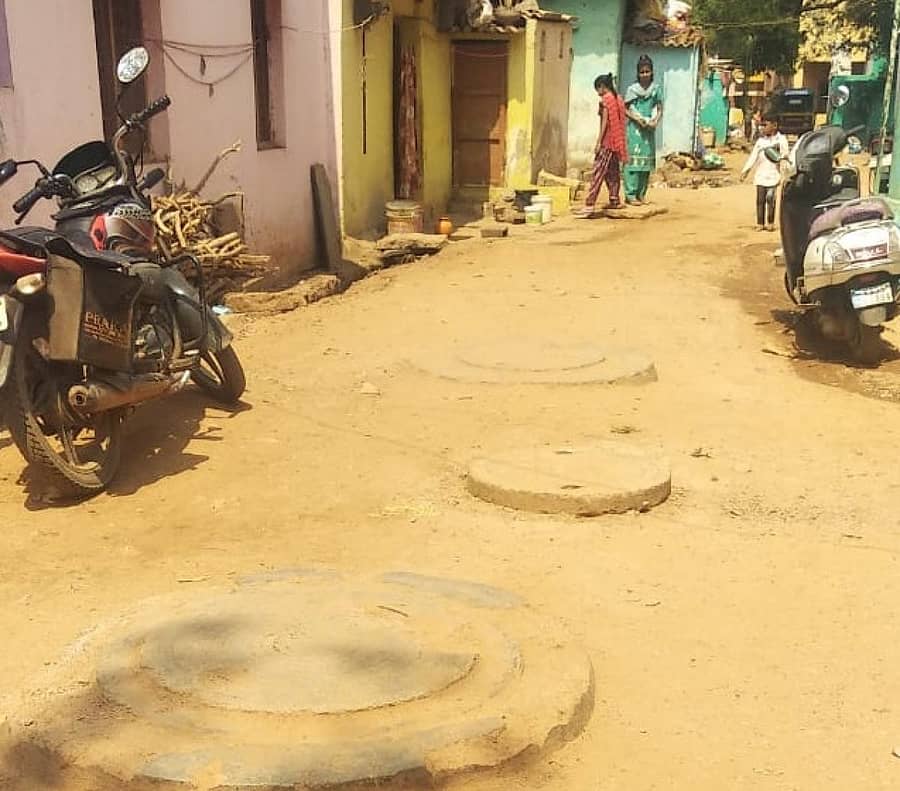 ಹೊಸಪೇಟೆಯ ಮೆಹಬೂಬ್‌ ನಗರದ ಕಚ್ಚಾ ರಸ್ತೆಯ ಮಧ್ಯದಲ್ಲಿ ಎದ್ದು ನಿಂತಿರುವ  ಒಳಚರಂಡಿ ಚೇಂಬರ್‌