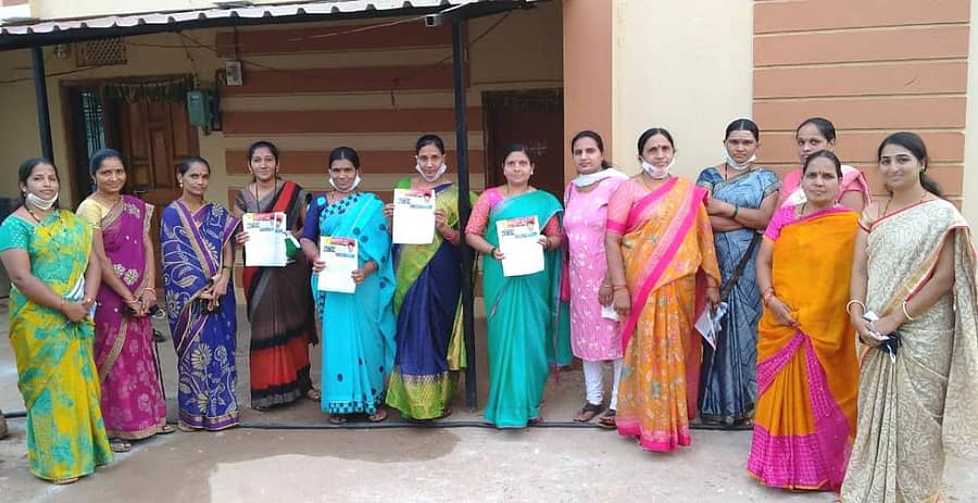 ಬೀದರ್ನ ಹಳ್ಳದಕೇರಿಯಲ್ಲಿ ಕನ್ನಡ ಸಾಹಿತ್ಯ ಪರಿಷತ್ ಜಿಲ್ಲಾ ಘಟಕದ ಅಧ್ಯಕ್ಷ ಸ್ಥಾನದ ಅಭ್ಯರ್ಥಿ ಸುರೇಶ ಚನಶೆಟ್ಟಿ ಪರ ಪರಿಷತ್ ಮಹಿಳಾ ಘಟಕದ ಪದಾಧಿಕಾರಿಗಳು ಮತ ಯಾಚನೆ ಮಾಡಿದರು