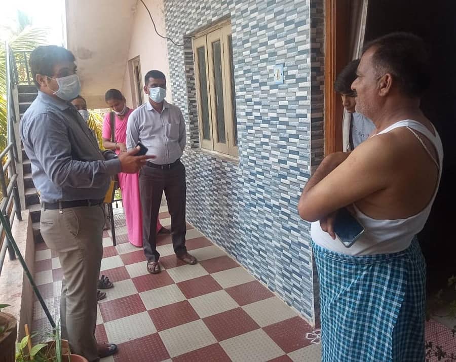 ತಹಶೀಲ್ದಾರ್‌ ಎಚ್‌. ವಿಶ್ವನಾಥ್, ಕಂದಾಯ ಇಲಾಖೆಯ ಇನ್‌ಸ್ಪೆಕ್ಟರ್‌ ಮಲ್ಲಿಕಾರ್ಜುನಗೌಡ ಅವರು ಮಂಗಳವಾರ ಹೊಸಪೇಟೆಯ ಎಂ.ಜೆ. ನಗರದ ಮನೆಯೊಂದರಲ್ಲಿ ಐಸೋಲೇಷನ್‌ಲಿರುವ ವ್ಯಕ್ತಿಗೆ ಹೊರಗೆ ಓಡಾಡದಂತೆ ಸೂಚಿಸಿದರು