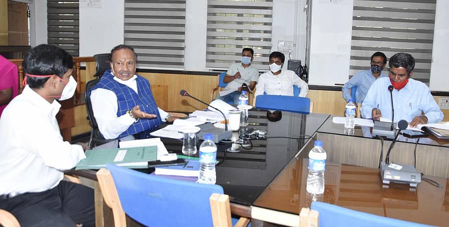 ಶಿವಮೊಗ್ಗದಲ್ಲಿ  ಮಂಗಳವಾರ ನಡೆದ ನಿರಂತರ ಜ್ಯೋತಿ ಯೋಜನೆ ಸಭೆಯಲ್ಲಿ ಜಿಲ್ಲಾ ಉಸ್ತುವಾರಿ ಸಚಿವ ಕೆ.ಎಸ್.ಈಶ್ವರಪ್ಪ ಮಾತನಾಡಿದರು.