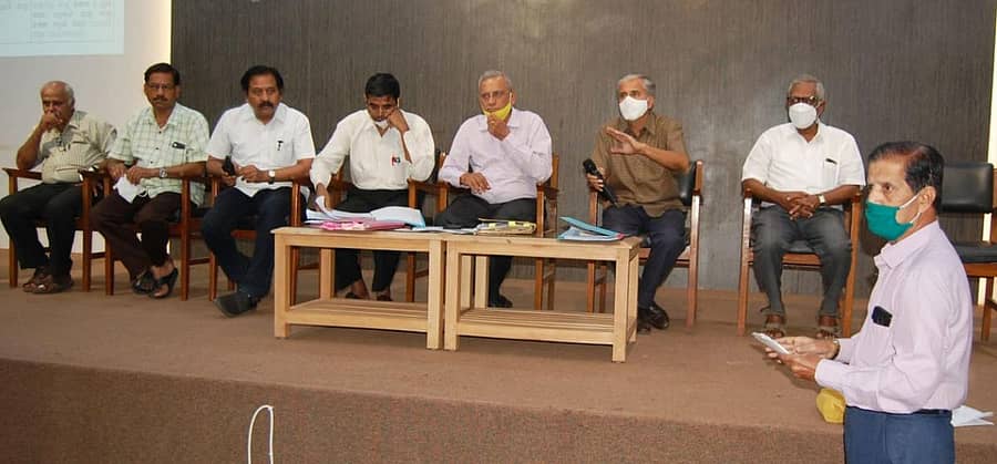 ಹುಬ್ಬಳ್ಳಿಯ ಕರ್ನಾಟಕ ವಾಣಿಜ್ಯೋದ್ಯಮ ಸಂಸ್ಥೆಯಲ್ಲಿ ಮಂಗಳವಾರ ಆಸ್ತಿ ತೆರಿಗೆ ಕುರಿತು ಚರ್ಚೆ ನಡೆಯಿತು