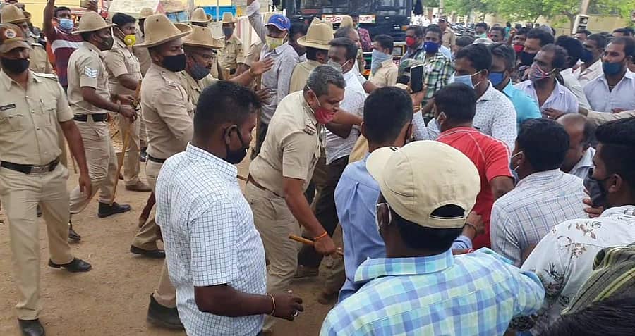 ಕೋಲಾರ ಗ್ರಾಮಾಂತರ ಠಾಣೆಗೆ ಮಂಗಳವಾರ ಮುತ್ತಿಗೆ ಹಾಕಲು ಯತ್ನಿಸಿದ ಕೆಎಸ್ಆರ್ಟಿಸಿ ನೌಕರರನ್ನು ಪೊಲೀಸರು ತಡೆದರು.