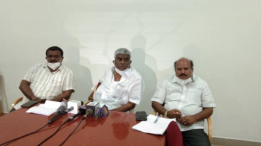 ಹಾಸನದಲ್ಲಿ ಶಾಸಕ ಎಚ್.ಡಿ.ರೇವಣ್ಣ ಮಾತನಾಡಿದರು.