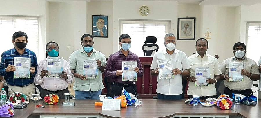 ಎಸ್ಸೆಸ್ಸೆಲ್ಸಿ ವಿದ್ಯಾರ್ಥಿಗಳ ಅನುಕೂಲಕ್ಕಾಗಿ ಹೊರ ತಂದಿರುವ ‘ನನ್ನನ್ನೊಮ್ಮೆ ಗಮನಿಸಿ’ ಪ್ರಶ್ನೋತ್ತರ ಕೋಠಿ ಮತ್ತು ಪ್ರಶ್ನೆಪತ್ರಿಕೆ ಹೊತ್ತಿಗೆಗಳನ್ನು ಶಾಸಕ ಹಾಗೂ ಕೋಚಿಮುಲ್ ಅಧ್ಯಕ್ಷ ಕೆ.ವೈ.ನಂಜೇಗೌಡ ಕೋಲಾರದಲ್ಲಿ ಮಂಗಳವಾರ ಬಿಡುಗಡೆ ಮಾಡಿದರು.