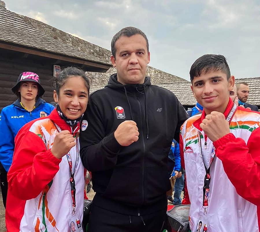 ಭಾರತದ ವಿಂಕಾ (ಎಡ) ಹಾಗೂ ಪೂನಂ (ಬಲ). ಎಐಬಿಎ ಅಧ್ಯಕ್ಷ ಉಮರ್ ಕ್ರೆಮ್ಲೆವ್ ಇದ್ದಾರೆ– ಪಿಟಿಐ ಸಂಗ್ರಹ ಚಿತ್ರ