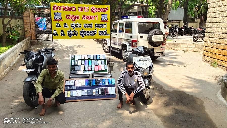 ಜಪ್ತಿ ಮಾಡಲಾದ ಮೊಬೈಲ್ಗಳು ಹಾಗೂ ದ್ವಿಚಕ್ರ ವಾಹನಗಳ ಜೊತೆ ಆರೋಪಿಗಳಾದ ಬಡಾ–ಚೋಟಾ ಮಚ್ಚರ್