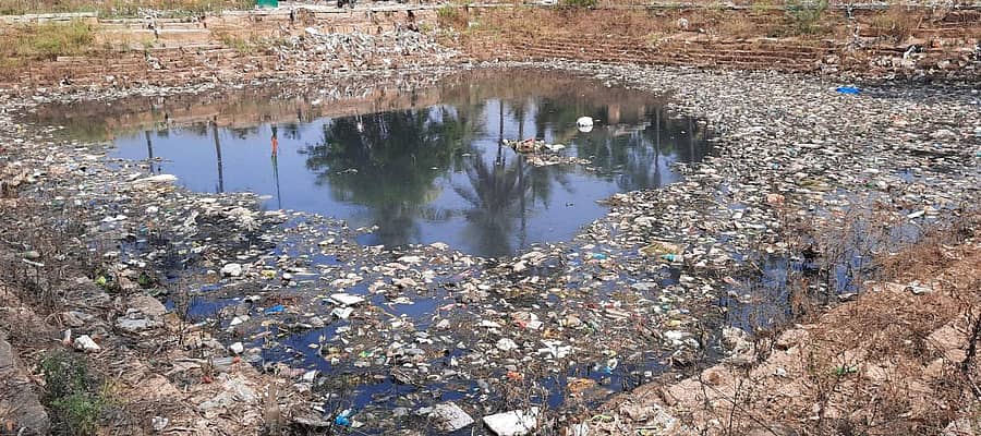 ಸೂಲಿಬೆಲೆ ಪಟ್ಟಣದ ಗಿಡ್ಡಪ್ಪನಹಳ್ಳಿ ರಸ್ತೆಯಲ್ಲಿರುವ ಬಾಳೆರಾಜನ ಕಲ್ಯಾಣಿಯಲ್ಲಿ ಮಳೆಯ ನೀರಿನೊಂದಿಗೆ ಪ್ಲಾಸ್ಟಿಕ್ ತ್ಯಾಜ್ಯ ಸೇರಿ ಕಲುಷಿತಗೊಂಡಿರುವುದು