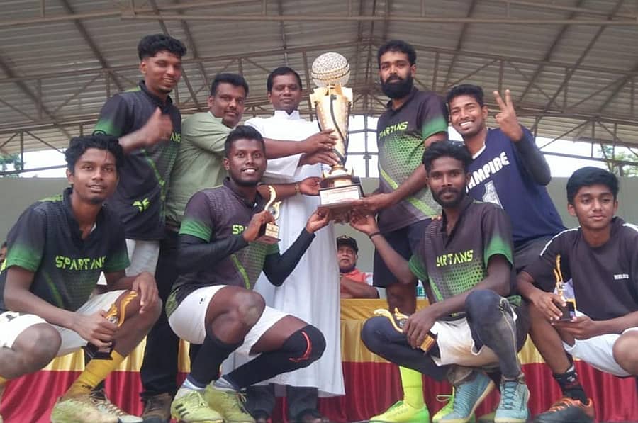 ವಿರಾಜಪೇಟೆಯಲ್ಲಿ ನಡೆದ ರೋಮನ್ ಕ್ಯಾಥೋಲಿಕ್ ಫುಟ್ಬಾಲ್ ಟೂರ್ನಿಯಲ್ಲಿ ಅಮ್ಮತ್ತಿ ‘ಎ’ ತಂಡ ಪ್ರಶಸ್ತಿ ಪಡೆಯಿತು (ಎಡ ಚಿತ್ರ). ಅಮ್ಮತ್ತಿ ‘ಸಿ’ ತಂಡ ಎರಡನೇ ಸ್ಥಾನ ಪಡೆದುಕೊಂಡಿತು