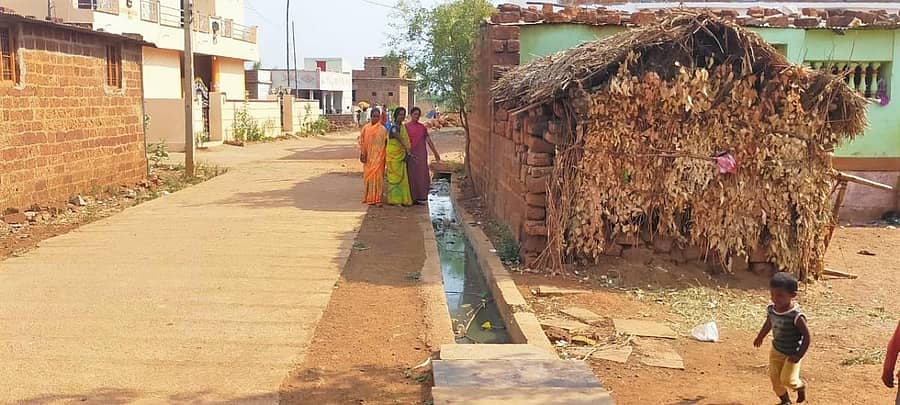 ಭಾಲ್ಕಿ ತಾಲ್ಲೂಕಿನ ಖಾನಾಪೂರ ಗ್ರಾಮದ ಸರ್ಕಾರಿ ಶಾಲೆ ಸಮೀಪದ ಓಣಿಯ ಚರಂಡಿಯಲ್ಲಿ ಗಲೀಜು ನೀರು ನಿಂತಿರುವುದನ್ನು ತೋರಿಸುತ್ತಿರುವ ಮಹಿಳೆಯರು