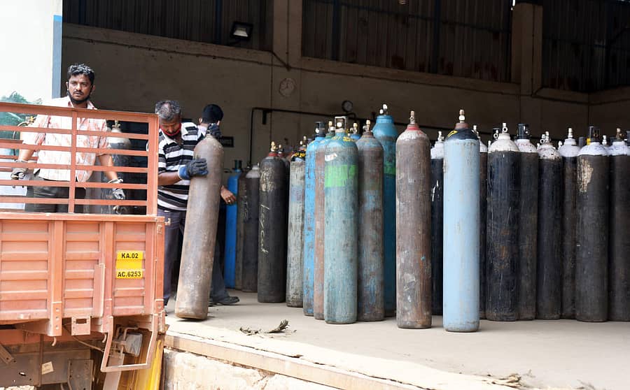 ಪೀಣ್ಯ ಕೈಗಾರಿಕಾ ಪ್ರದೇಶದಲ್ಲಿರುವ ಆಕ್ಸಿಪ್ಲಾಂಟ್ ಇಂಡಿಯಾ ಪ್ರೈವೆಟ್ ಲಿಮಿಟೆಡ್ನಲ್ಲಿ ಆಮ್ಲಜನಕ ಸಿದ್ಧವಾಗುತ್ತಿರುವುದು - ಪ್ರಜಾವಾಣಿ ಚಿತ್ರ