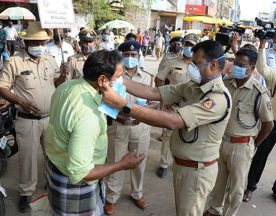 ದಾವಣಗೆರೆ ಜಿಲ್ಲಾ ಪೊಲೀಸ್ ಇಲಾಖೆವತಿಯಿಂದ ಮಂಗಳವಾರ ನಡೆದ ಮಾಸ್ಕ್ ಅಭಿಯಾನ ಮತ್ತು ಕೋವಿಡ್ ಜಾಗೃತಿ ಜಾಥಾದಲ್ಲಿ ಜಿಲ್ಲಾ ಪೊಲೀಸ್ ವರಿಷ್ಠಾಧಿಕಾರಿ ಹನುಮಂತರಾಯ ಅವರು ಮಾಸ್ಕ್ ವಿತರಿಸಿ ಜಾಗೃತಿ ಮೂಡಿಸಿದರು. ಹೆಚ್ಚುವರಿ ಪೊಲೀಸ್ ವರಿಷ್ಠಾಧಿಕಾರಿ ಎಂ.ರಾಜೀವ್ ಇದ್ದಾರೆ