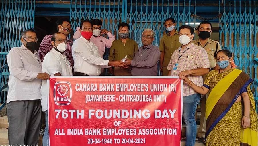 ಅಖಿಲ ಭಾರತ ಬ್ಯಾಂಕ್ ನೌಕರರ ಸಂಘದ 76ನೇ ಸ್ಥಾಪನಾ ದಿನದ ಅಂಗವಾಗಿ ಕೆನರಾ ಬ್ಯಾಂಕ್ ಎಂಪ್ಲಾಯೀಸ್ ಯೂನಿಯನ್ ವತಿಯಿಂದ ಬ್ಯಾಂಕ್ ಗ್ರಾಹಕರಿಗೆ ಮಾಸ್ಕ್ ಹಾಗೂ ಸಾನಿಟೈಸರ್ ವಿತರಿಸಲಾಯಿತು.