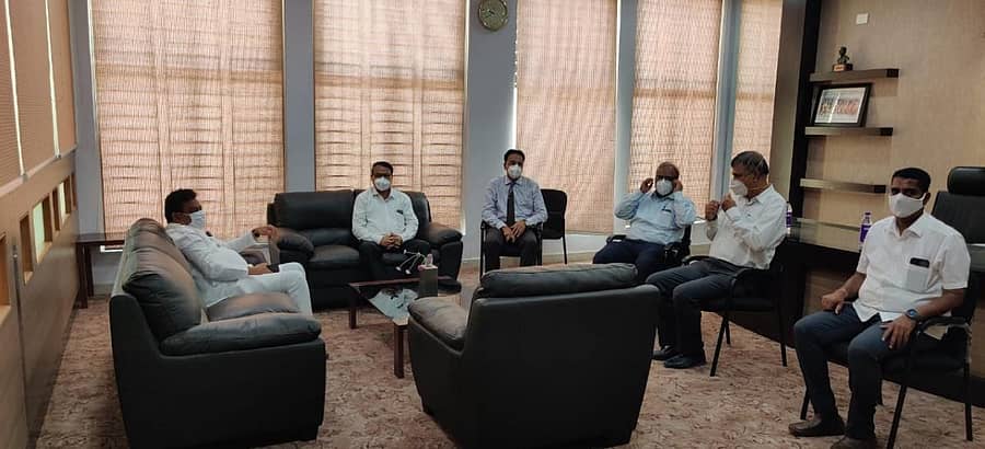 ವಿಜಯಪುರದ ಬಿ.ಎಲ್.ಡಿ.ಇ ಆಸ್ಪತ್ರೆಯಲ್ಲಿ ಬುಧವಾರ ನಡೆದ ಸಭೆಯಲ್ಲಿ ಸಂಸ್ಥೆಯ ಅಧ್ಯಕ್ಷ ಎಂ.ಬಿ.ಪಾಟೀಲ ಮಾತನಾಡಿದರು