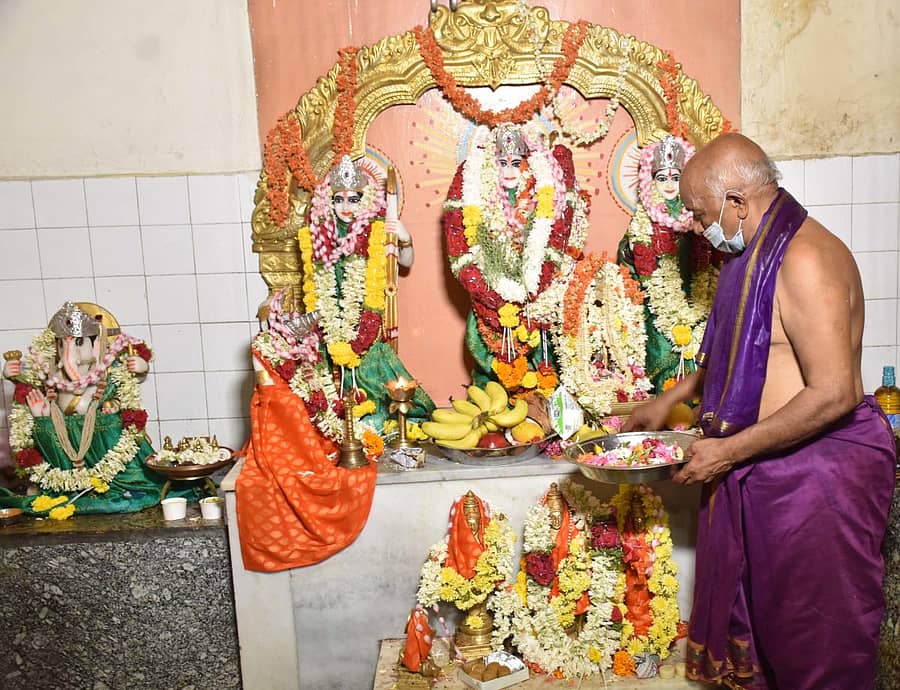ರಾಯಚೂರಿನ ಸ್ಟೇಷನ್‌ ರಸ್ತೆ ರಾಮಮಂದಿರದಲ್ಲಿ ರಾಮನವಮಿ ದಿನದಂದು ಬುಧವಾರ ವಿಶೇಷ ಅಲಂಕಾರ ಹಾಗೂ ಮೂರ್ತಿಗಳಿಗೆ ಪೂಜೆ ನೆರವೇರಿಸಲಾಯಿತು