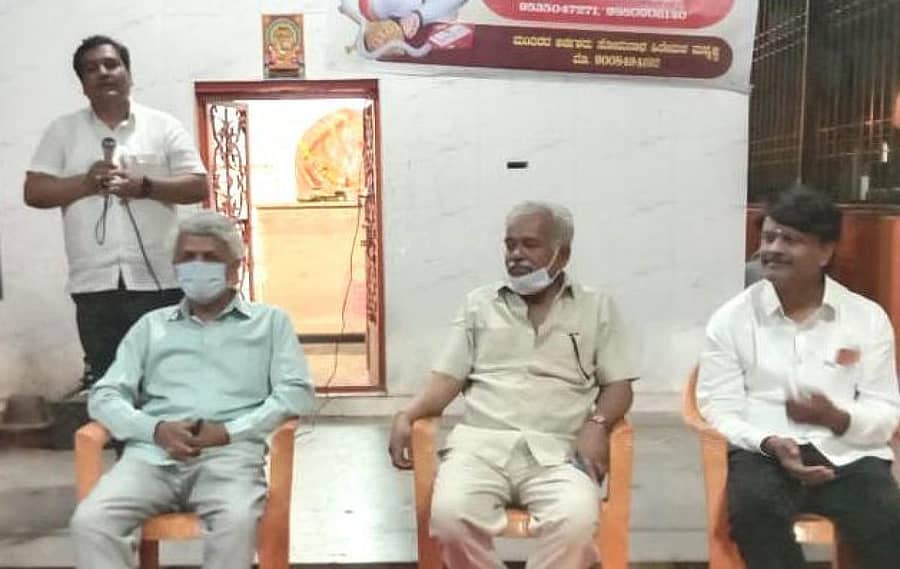 ಬೀದರ್ನ ಕೃಷಿ ನಗರದ ಹನುಮಾನ ಮಂದಿರದಲ್ಲಿ ನಡೆದ ಕನ್ನಡ ಸಾಹಿತ್ಯ ಪರಿಷತ್ ಜಿಲ್ಲಾ ಘಟಕದ ಚುನಾವಣಾ ಪ್ರಚಾರ ಸಭೆಯಲ್ಲಿ ರಾಜಾರಾಮ ಚಿಟ್ಟಾ, ಶಿವಕುಮಾರ ನಾಗವಾರ, ಶಿವಮೂರ್ತಿ ಬಟನಾಪುರೆ, ಅಧ್ಯಕ್ಷ ಸ್ಥಾನದ ಅಭ್ಯರ್ಥಿ ಸುರೇಶ ಚನಶೆಟ್ಟಿ ಇದ್ದರು