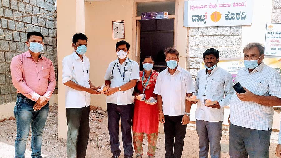 ಗಂಗಾವತಿಯ ಸರ್ಕಾರಿ ಉಪವಿಭಾಗ ಆಸ್ಪತ್ರೆಯಲ್ಲಿ ಬುಧವಾರ ಕ್ಷಯರೋಗಿಗಳಿಗೆ ಪೌಷ್ಟಿಕ ಆಹಾರ ವಿತರಿಸಲಾಯಿತು