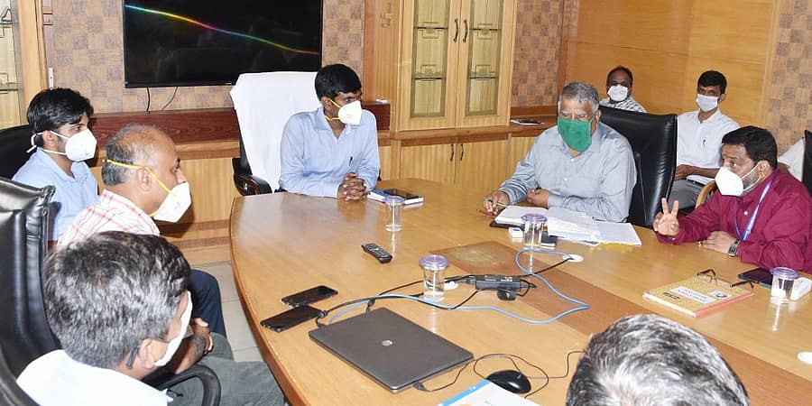 ಶಿವಮೊಗ್ಗ ಮೆಗ್ಗಾನ್ ಆಸ್ಪತ್ರೆಯಲ್ಲಿ ಬುಧವಾರ ನಡೆದ ಸಭೆಯಲ್ಲಿ ಜಿಲ್ಲಾಧಿಕಾರಿ ಕೆ.ಬಿ.ಶಿವಕುಮಾರ್ ಮಾತನಾಡಿದರು.