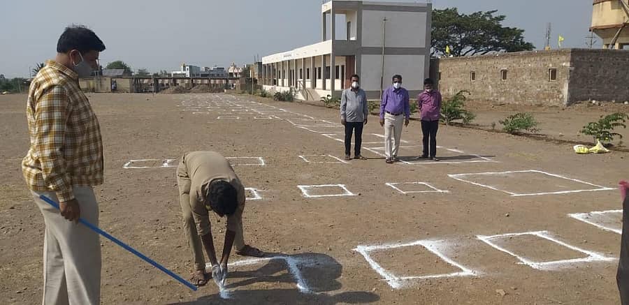 ಮುಗಳಖೋಡದಲ್ಲಿ ವಾರದ ಸಂತೆಯನ್ನು ಪುರಸಭೆ ಸಮೀಪದ ಕನ್ನಡ ಸರ್ಕಾರಿ ಶಾಲೆ ಆವರಣಕ್ಕೆ ಸ್ಥಳಾಂತರಿಸಲಾಗಿದ್ದು, ಜನರು ಅಂತರ ಕಾಯ್ದುಕೊಳ್ಳುವುದಕ್ಕೆ ಅನುವಾಗುವಂತೆ ಚೌಕಾಕಾರಗಳನ್ನು ಹಾಕಿ ಬುಧವಾರ ವ್ಯವಸ್ಥೆ ಮಾಡಲಾಯಿತು