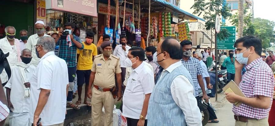 ಜಿಲ್ಲಾ ಉಸ್ತುವಾರಿ ಸಚಿವ ಎಸ್.ಸುರೇಶ್ ಕುಮಾರ್ ಅವರು ಸಂತೇಮರಹಳ್ಳಿಯಲ್ಲಿ ಸಾರ್ವಜನಿಕರಿಗೆ ಮಾಸ್ಕ್ ಧರಿಸುವುದರ ಬಗ್ಗೆ ಜಾಗೃತಿ ಮೂಡಿಸಿದರು