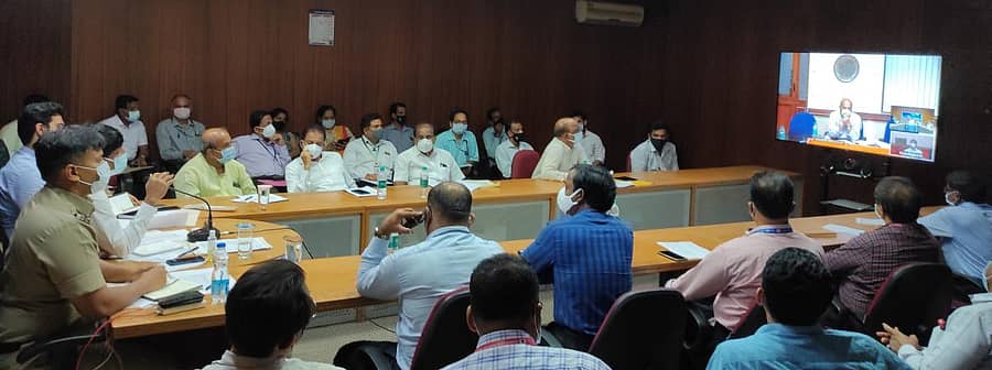 ಬೆಂಗಳೂರಿನ ವಿಕಾಸಸೌಧದಿಂದ ವೀಡಿಯೋ ಕಾನ್ಫರೆನ್ಸ್ ಮೂಲಕ ಜಿಲ್ಲೆಯಲ್ಲಿ ಕೋವಿಡ್ ನಿಯಂತ್ರಣಕ್ಕೆ ತೆಗೆದುಕೊಂಡಿರುವ ಕ್ರಮಗಳ ಕುರಿತ ಸಭೆಯಲ್ಲಿ ಜಿಲ್ಲಾ ಉಸ್ತುವಾರಿ ಸಚಿವ ಬಸವರಾಜ ಬೊಮ್ಮಾಯಿ ಅಧಿಕಾರಿಗಳಿಂದ ಮಾಹಿತಿ ಪಡೆದರು.