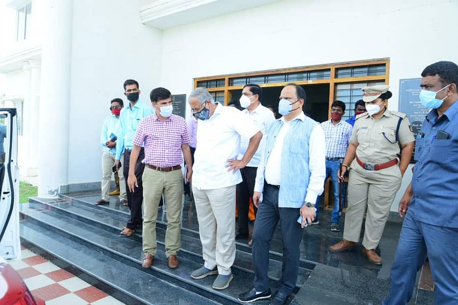ಕೋವಿಡ್‌ ಕೇರ್‌ ಸೆಂಟರ್‌ ಆರಂಭಿಸಲು ಗುರುತಿಸಲಾಗಿರುವ ಮುಕ್ತ ವಿವಿಯ ಪ್ರಾದೇಶಿಕ ಕಚೇರಿ ಕಟ್ಟಡವನ್ನು ಜಿಲ್ಲಾ ಉಸ್ತುವಾರಿ ಸಚಿವ ಎಸ್‌.ಸುರೇಶ್‌ ಕುಮಾರ್‌ ಅವರು ಅಧಿಕಾರಿಗಳೊಂದಿಗೆ ಪರಿಶೀಲಿಸಿದರು